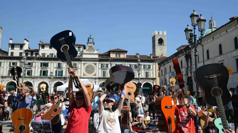 Una delle edizioni passate di Mille chitarre - © www.giornaledibrescia.it