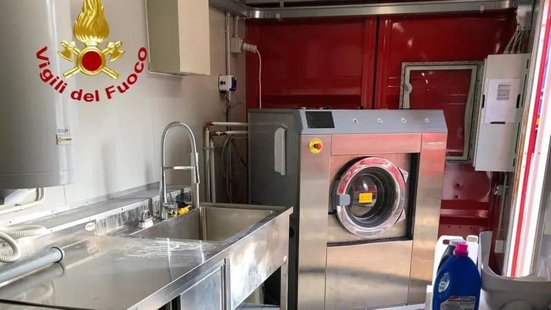 L'interno della speciale lavanderia del comando di Brescia