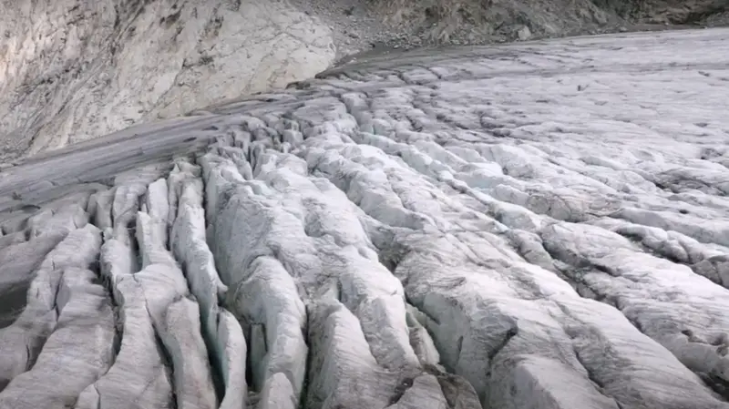 Grandi crepacci. Si sono aperti sul ghiacciaio dell’Adamello
