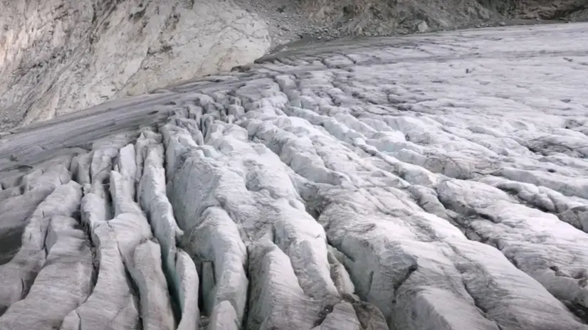 Grandi crepacci. Si sono aperti sul ghiacciaio dell’Adamello
