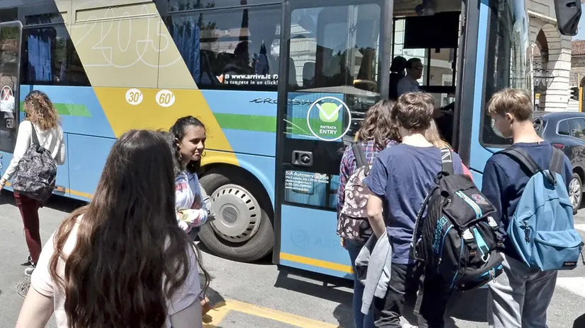 Studenti prendono un pullman -  Foto © www.giornaledibrescia.it