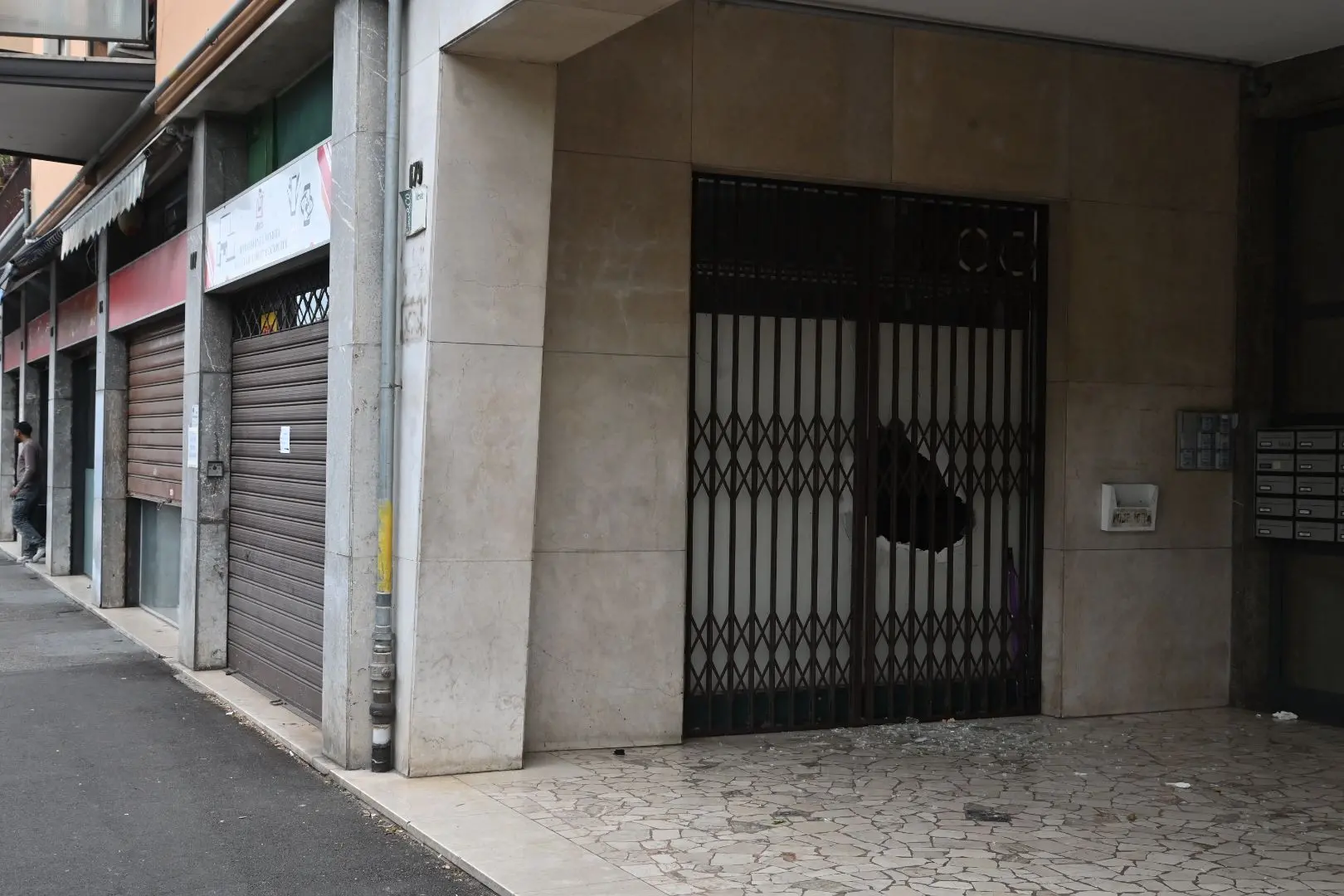 La spaccata nel negozio di telefonia di viale Piave