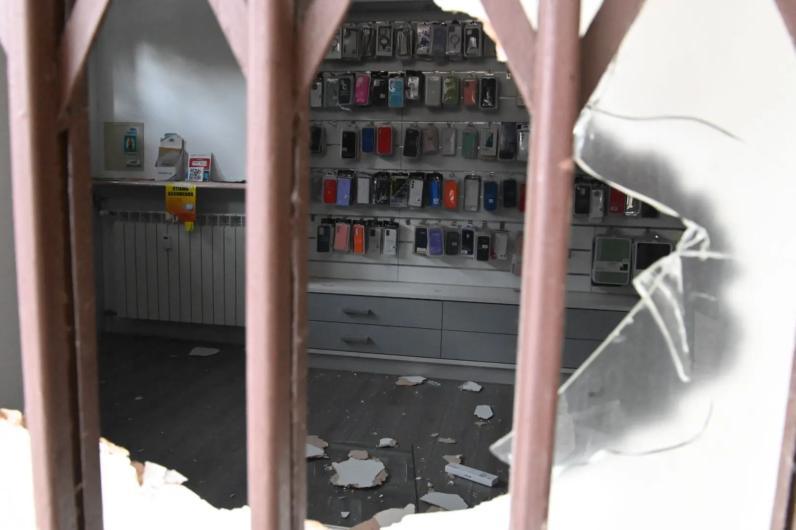 La spaccata nel negozio di telefonia di viale Piave