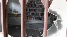 La spaccata nel negozio di telefonia di viale Piave