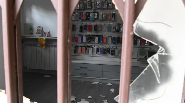 La spaccata nel negozio di telefonia di viale Piave