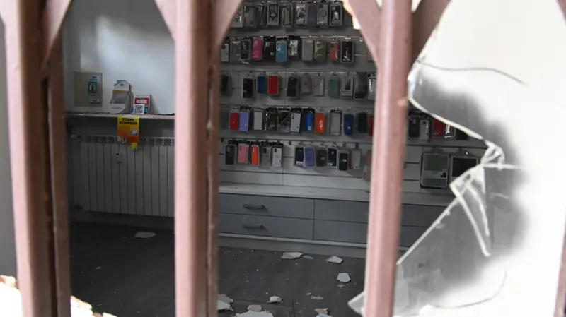 La spaccata nel negozio di telefonia di viale Piave