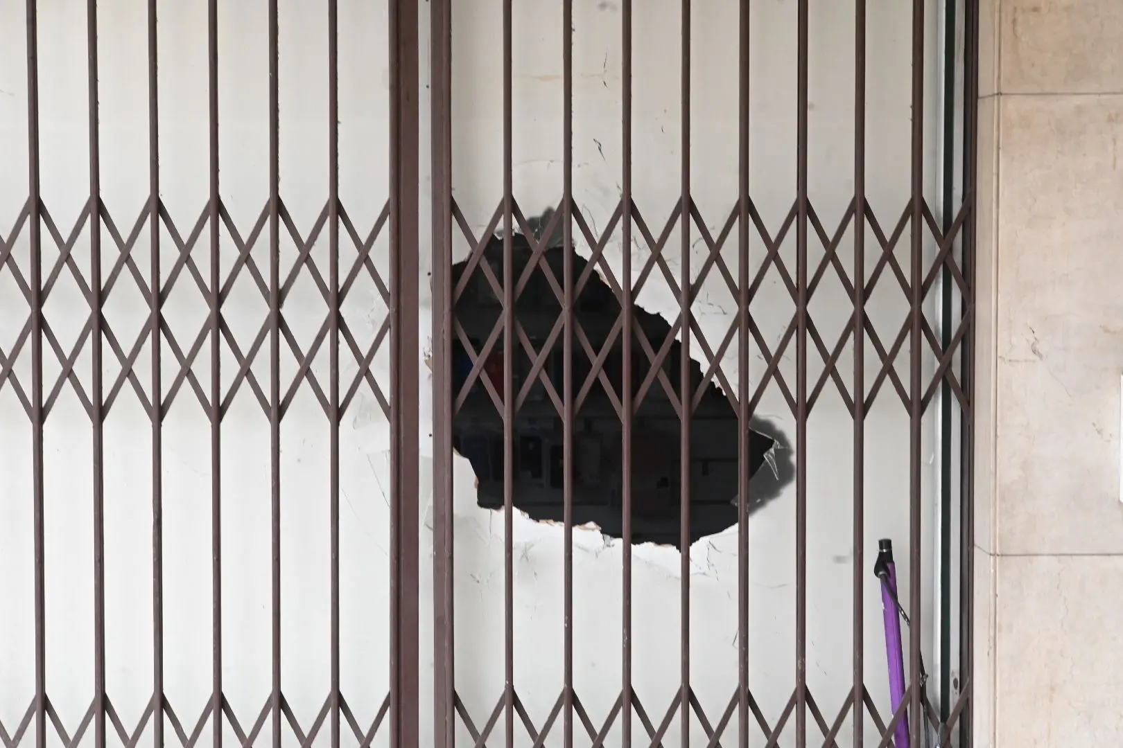 La spaccata nel negozio di telefonia di viale Piave