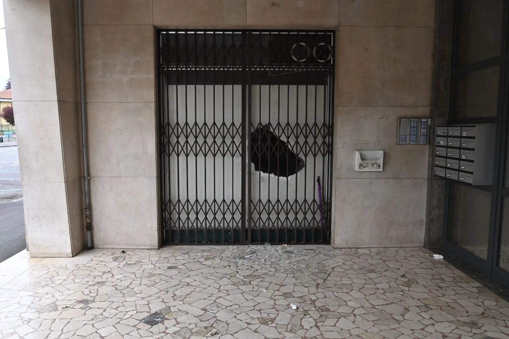 La spaccata nel negozio di telefonia di viale Piave