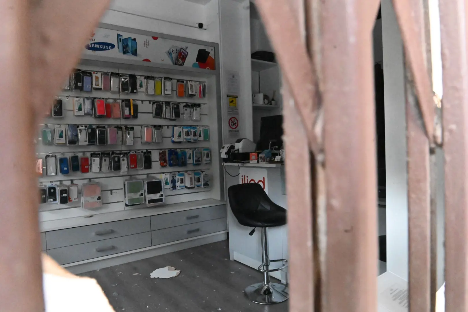 La spaccata nel negozio di telefonia di viale Piave