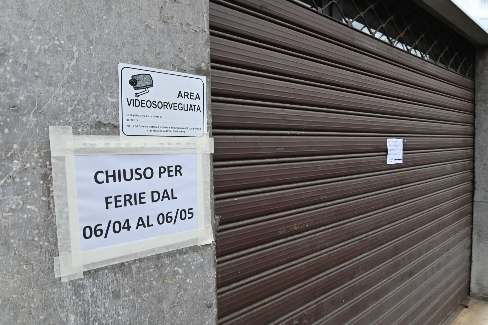 La spaccata nel negozio di telefonia di viale Piave