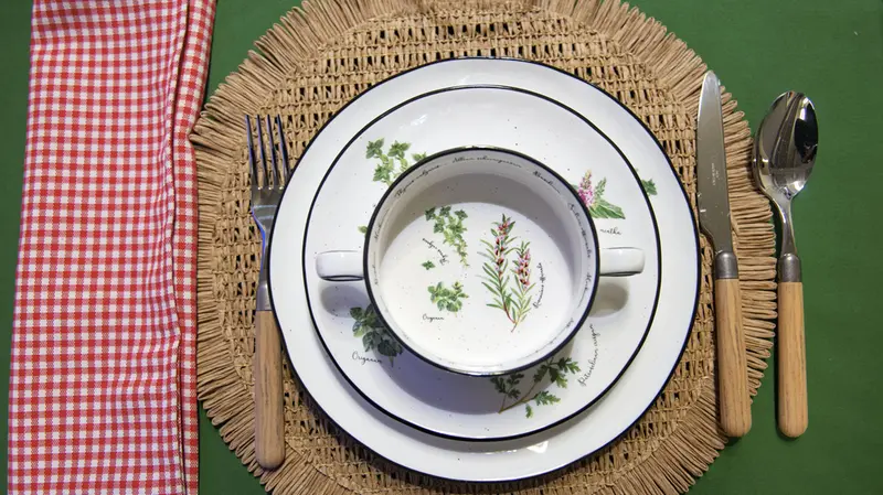 La collezione di piatti Erbario - Foto New Reporter Papetti © www.giornaledibrescia.it