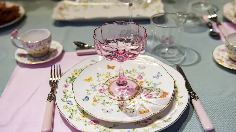 Servizio di piatti con decori floreali sui toni del rosa e verde salvia - Foto New Reporter Papetti © www.giornaledibrescia.it