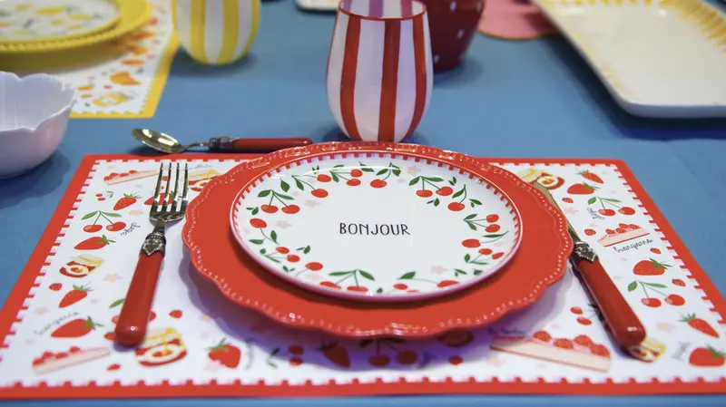 Tovaglietta americana da colazione e un piatto con la scritta «Buongiorno» - Foto New Reporter Papetti © www.giornaledibrescia.it