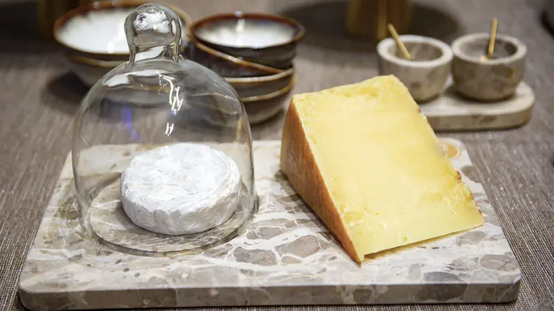 Buffet in piedi per una degustazione di vini e formaggi - Foto New Reporter Papetti © www.giornaledibrescia.it