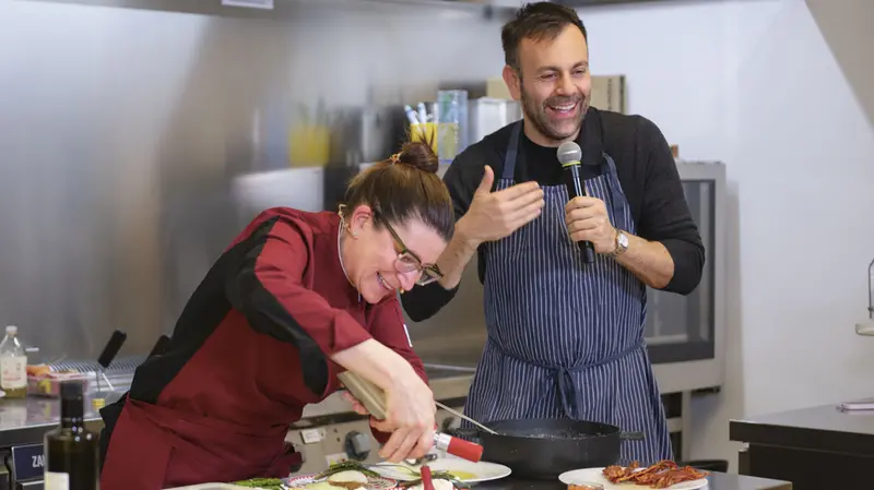 «Francy chef» a i fornelli della cucina di Casa Promotica -  Foto New Reporter Papetti © www.giornaledibrescia.it