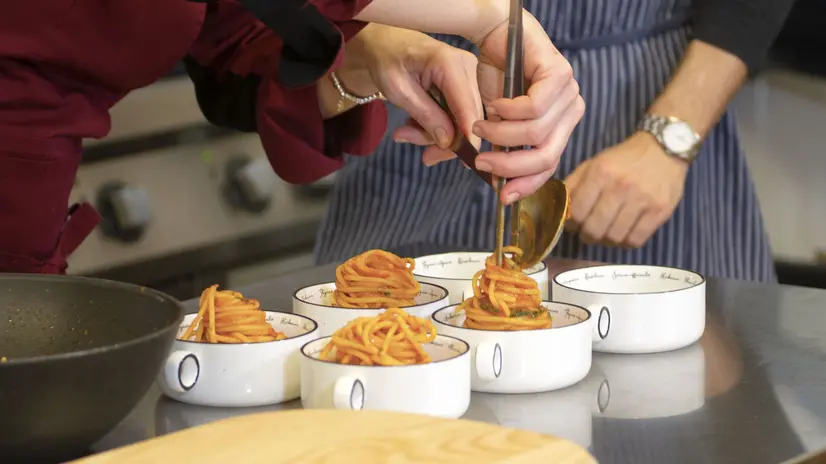 Chef Marsetti serve lo spaghetto al pomodoro - Foto New Reporter Papetti © www.giornaledibrescia.it