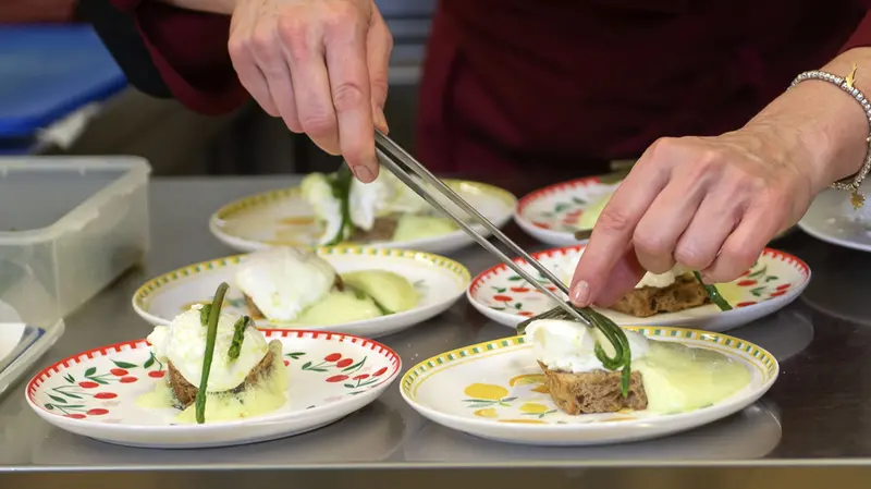 Uova poché con asparagi verdi - Foto New Reporter Papetti © www.giornaledibrescia.it