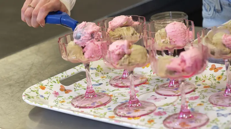 Gelato ai gusti yogurt al lampone e pistacchio salato - Foto New Reporter Papetti © www.giornaledibrescia.it