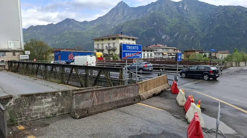 Il ponte comunale, mai davvero entrato in funzione