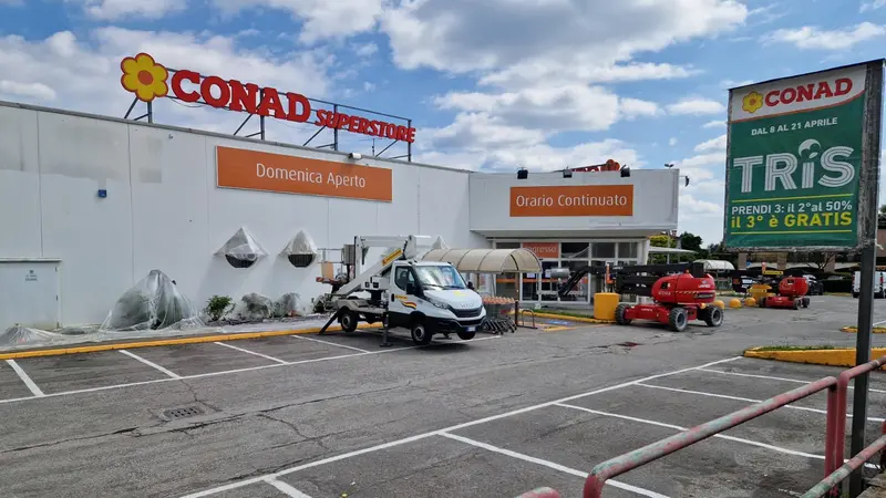 Il supermercato di Gussago chiuso per l'infestazione - © www.giornaledibrescia.it