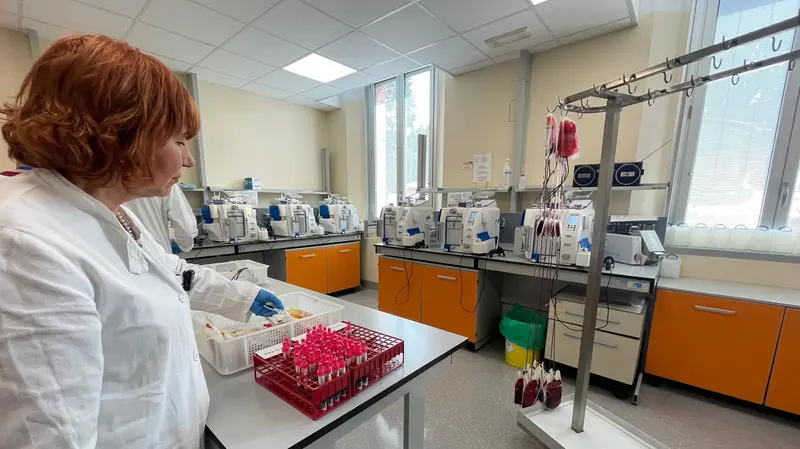 La dottoressa Cretti nel Centro di lavorazione e validazione del sangue