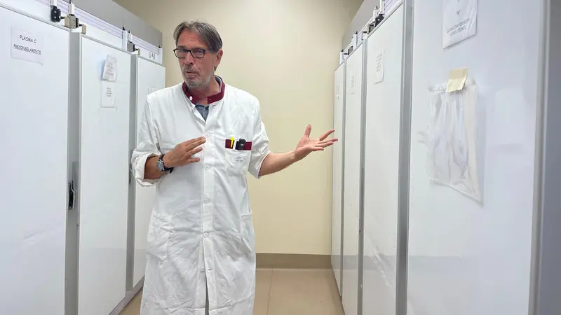Il dottor Lombardi mostra le celle in cui vengono conservati gli emocomponenti
