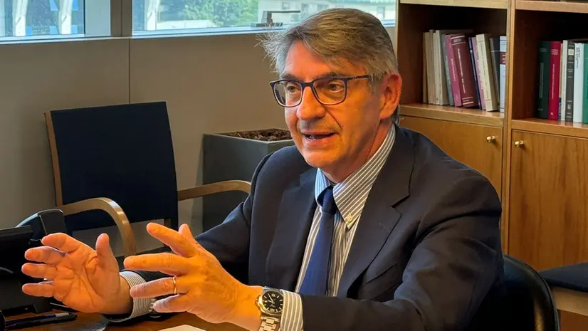 Emilio Del Bono in conferenza stampa mentre espone i dati