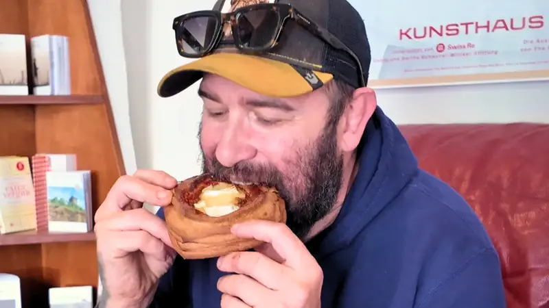 Riccardo Scalvinoni a colazione da Ananke, in città