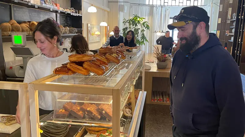 Lo chef ordina una pizzetta e due fette di torta