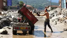 Le mani nel fango per salvare Niardo dopo l'alluvione - © www.giornaledibrescia.it