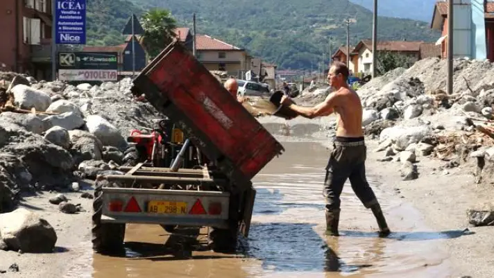 Le mani nel fango per salvare Niardo dopo l'alluvione - © www.giornaledibrescia.it