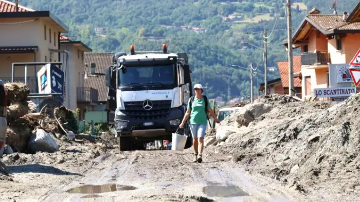 Il disastro per le vie del paese della Valcamonica - © www.giornaledibrescia.it