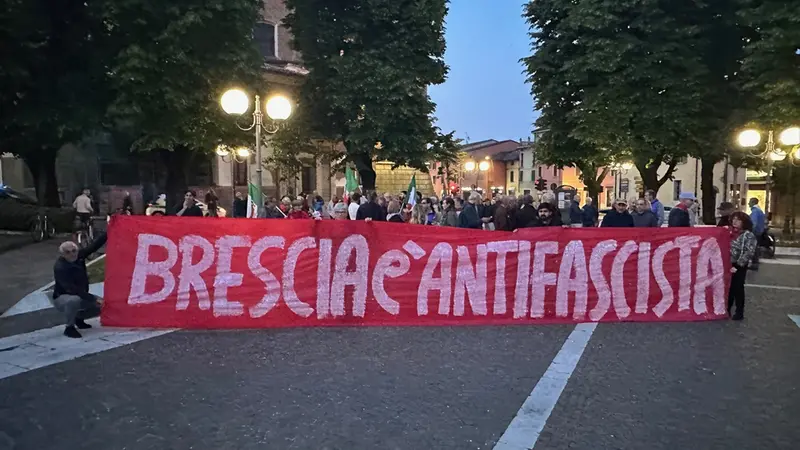 Lo striscione «Brescia è antifascista» a Manerbio - © www.giornaledibrescia.it