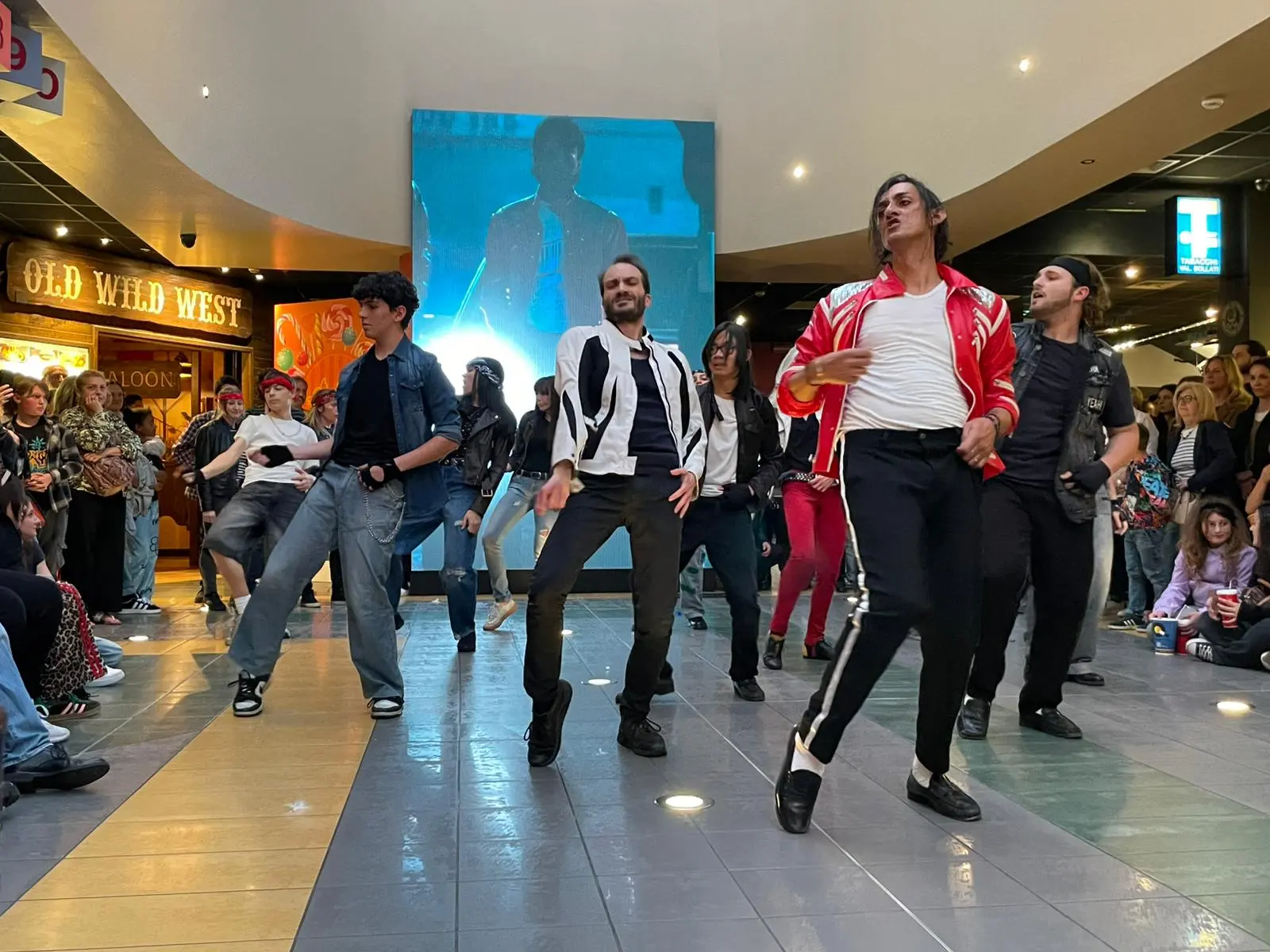 Il flash mob alla Oz per il film su Michael Jackson