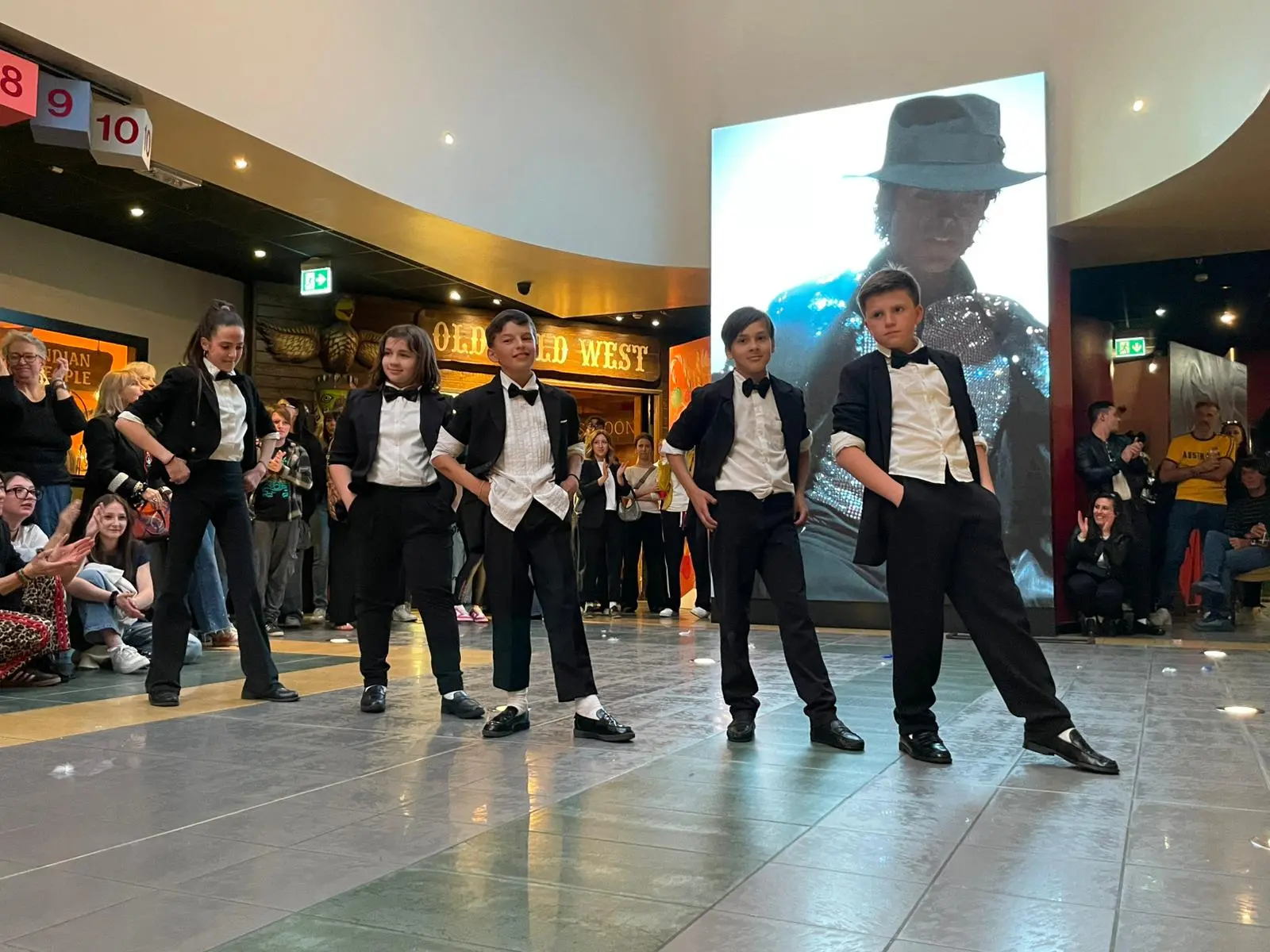 Il flash mob alla Oz per il film su Michael Jackson