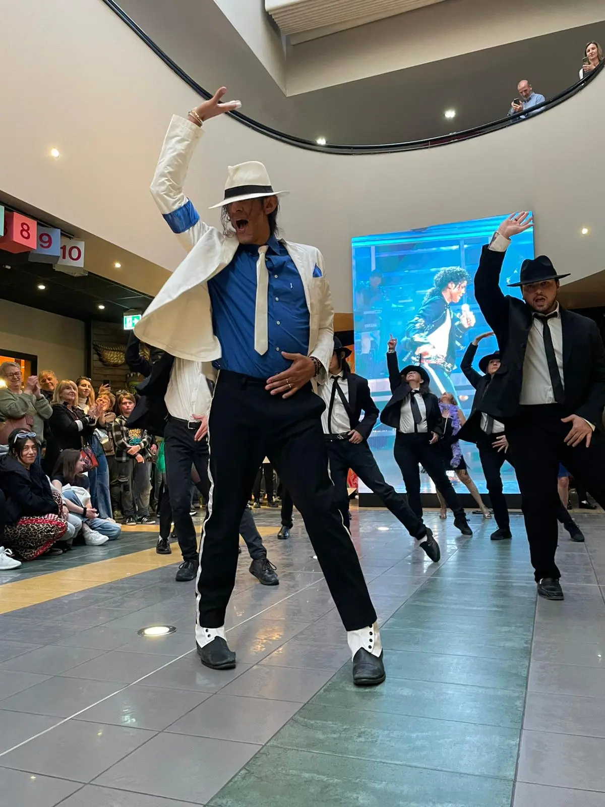 Il flash mob alla Oz per il film su Michael Jackson