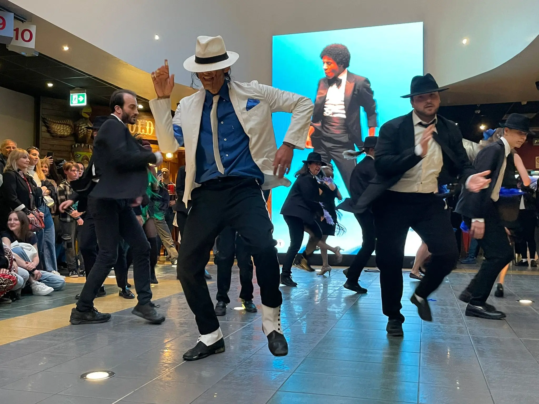 Il flash mob alla Oz per il film su Michael Jackson
