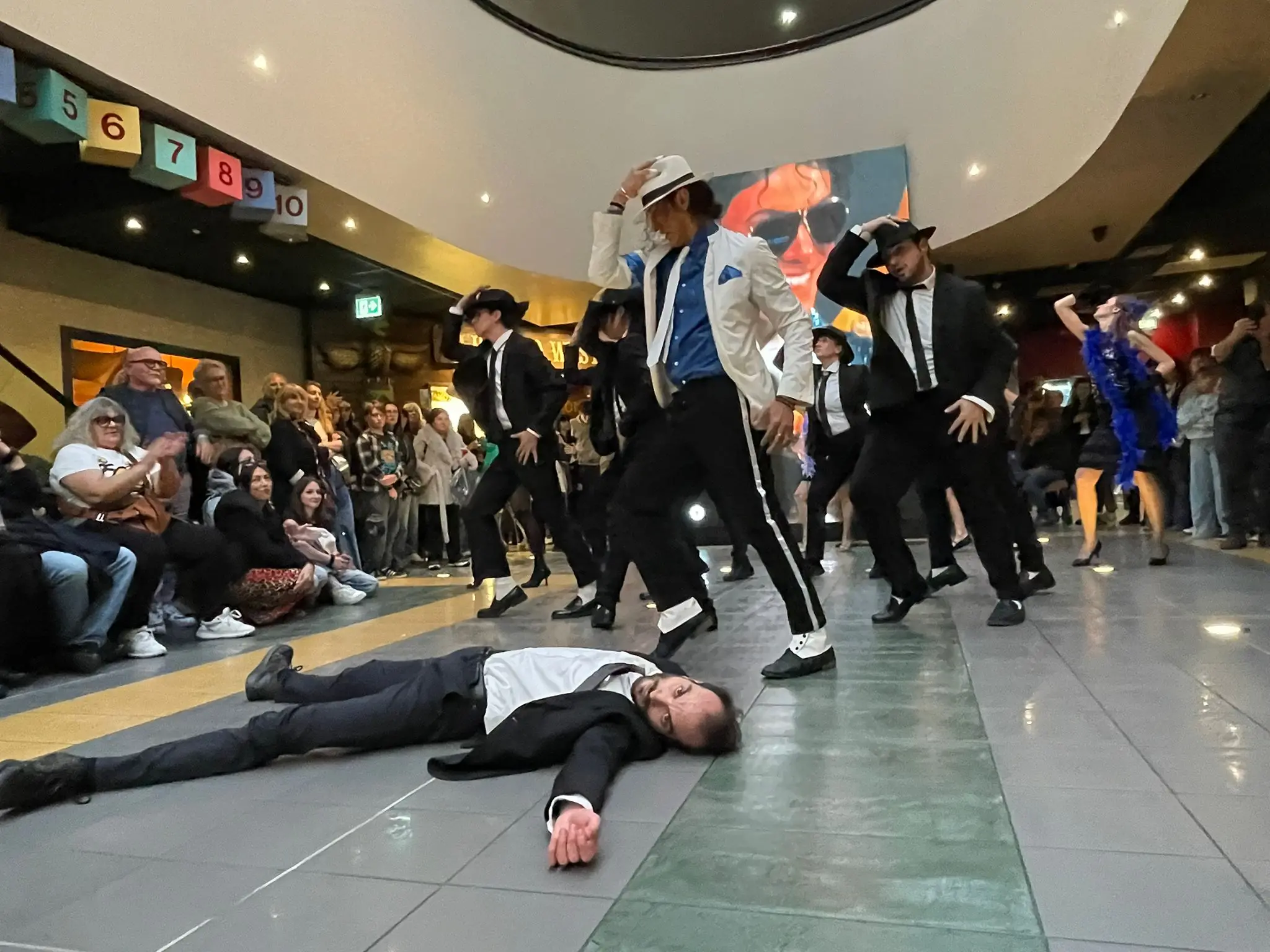 Il flash mob alla Oz per il film su Michael Jackson