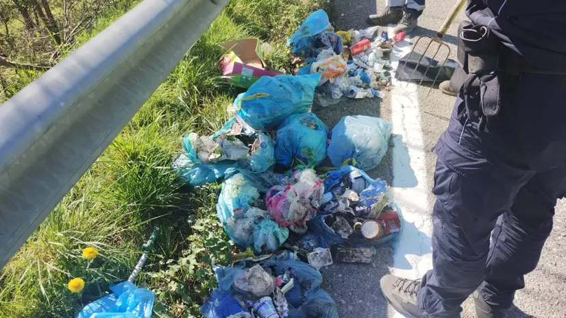 Rifiuti abbandonati lungo la strada a Prevalle -  © www.giornaledibrescia.it