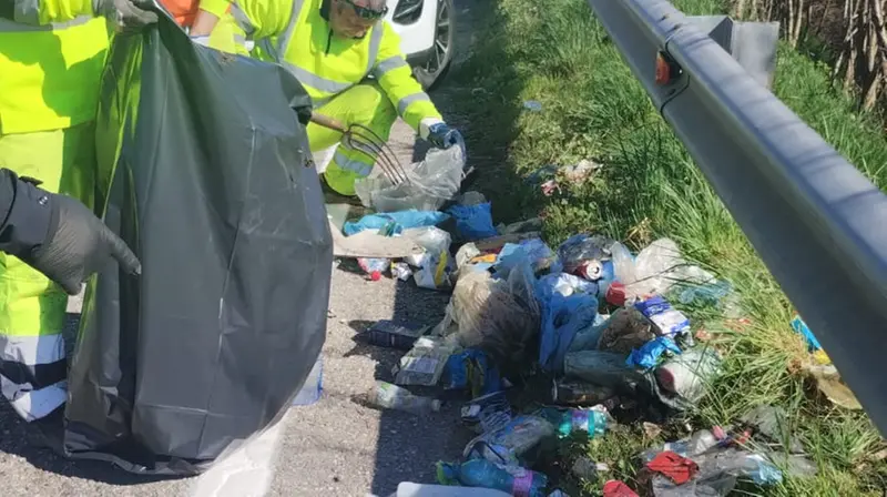 I rifiuti rimossi dalla strada - © www.giornaledibrescia.it