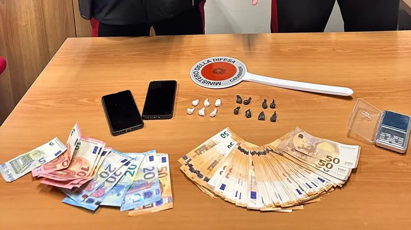 Banconote e dosi sequestrate - © www.giornaledibrescia.it