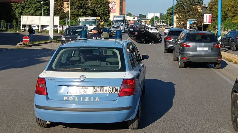 Incidente in via Vallecamonica e intervento degli agenti della Polgai - © www.giornaledibrescia.it