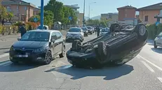 L'auto ribaltata in via Vallecamonica © www.giornaledibrescia.it