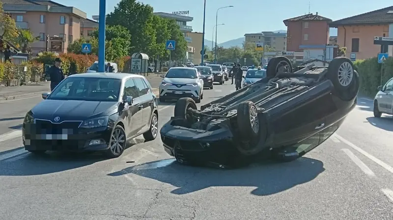 L'auto ribaltata in via Vallecamonica © www.giornaledibrescia.it