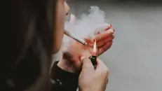 Una persona che fuma