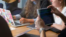 Studenti impegnati in un hackathon