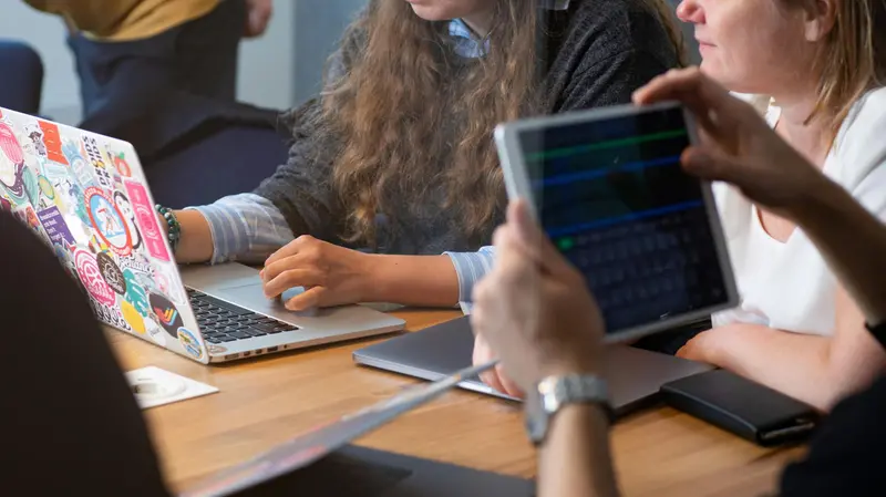 Studenti impegnati in un hackathon