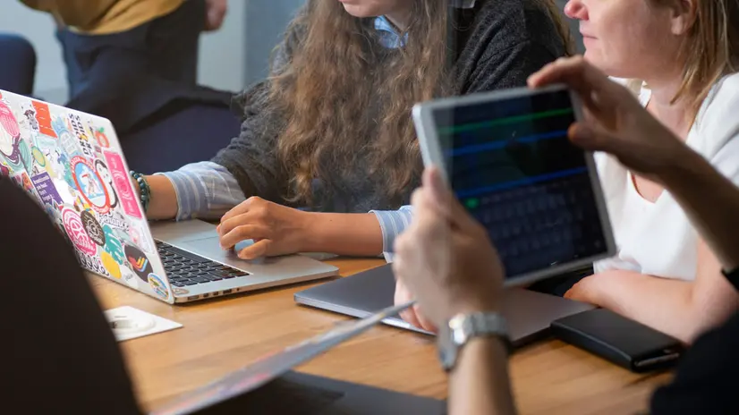 Studenti impegnati in un hackathon