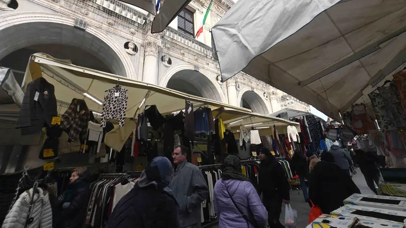 Il mercato del sabato in centro - © www.giornaledibrescia.it