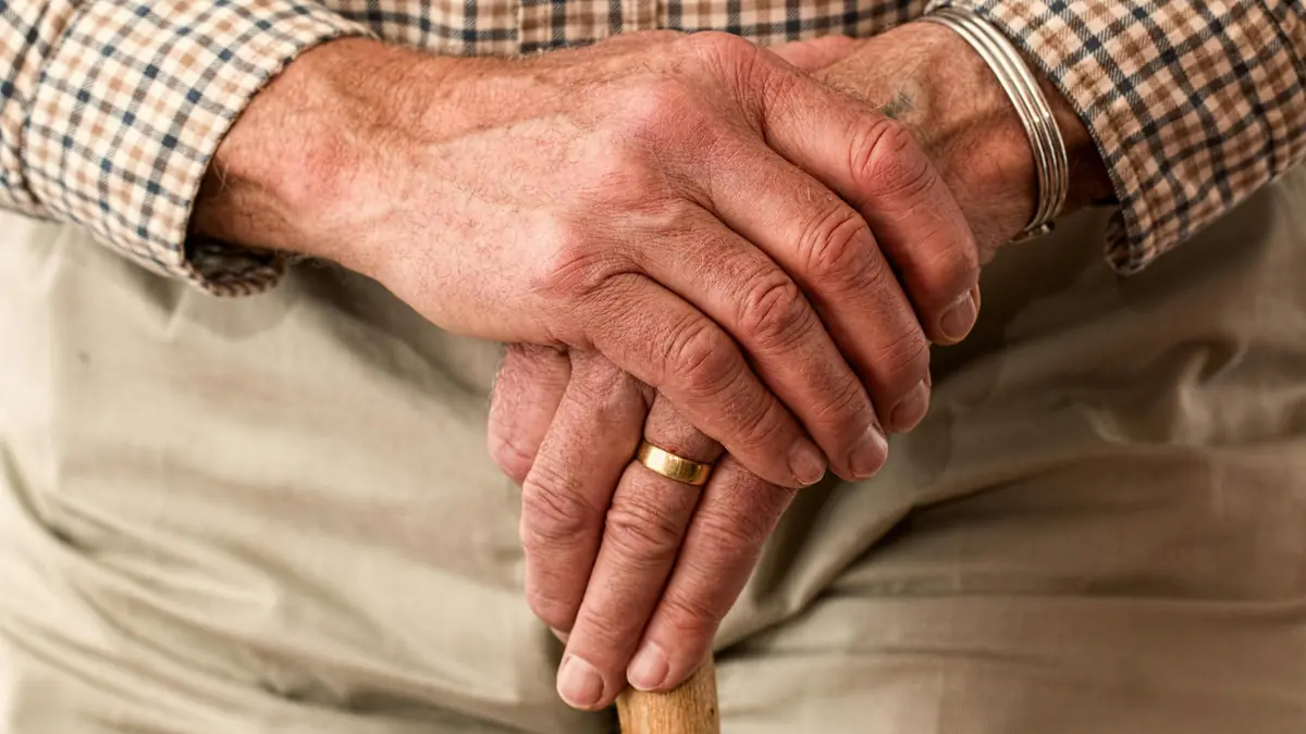 Non si tratta solo di vivere più a lungo, ma di garantire condizioni di vita dignitose anche nelle fasi più vulnerabili dell’esistenza
